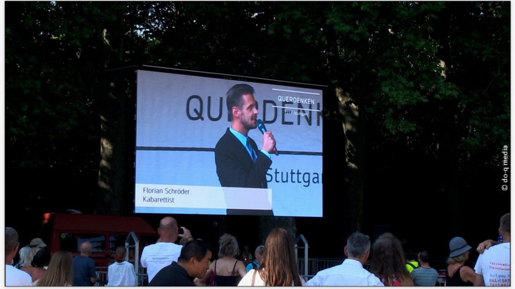 Kabarettist Florian Schroeder bei der Querdenken-Demo in Stuttgart