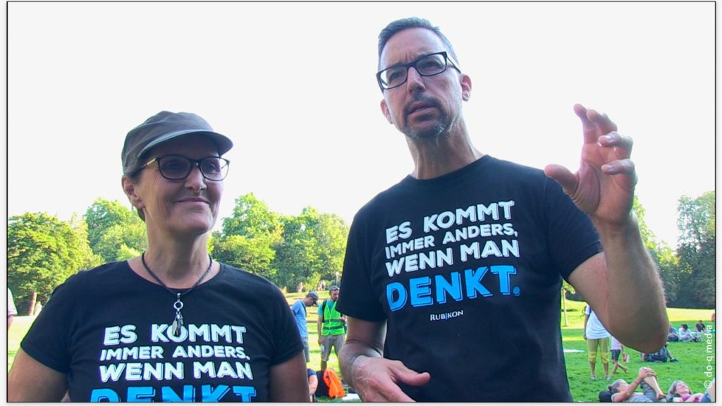Zwei Teilnehmende an der Querdenken-Demo in Stuttgart für Kurz-Doku "Meinung und Freiheit"