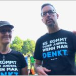 Zwei Teilnehmende an der Querdenken-Demo in Stuttgart für Kurz-Doku