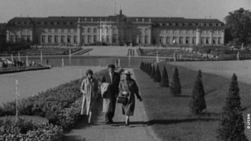 Auszug aus einem Werbefilm Mode vor dem Schloss Ludwigsburg um 1950 Landesfilmsammlung Baden-Württemberg