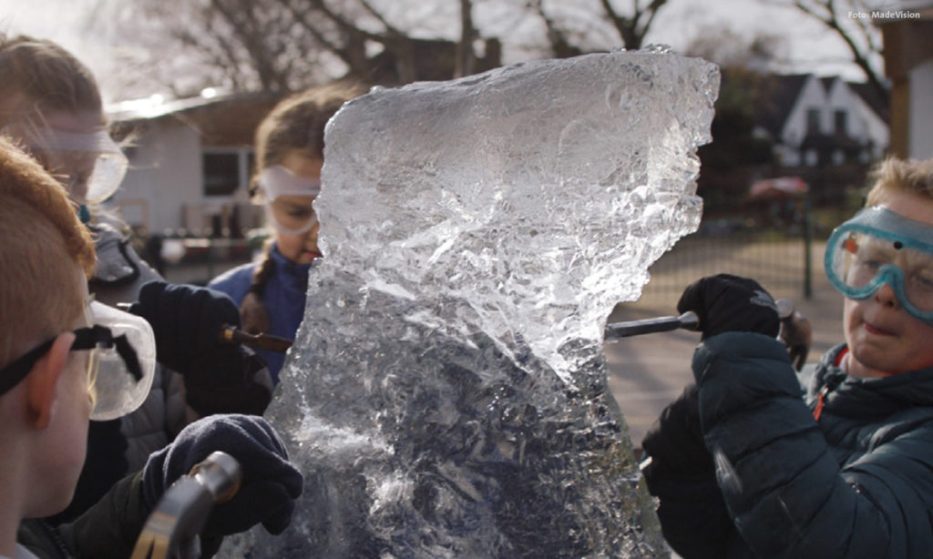 Kinder machen Eisskulptur in Doku Teachers for Life