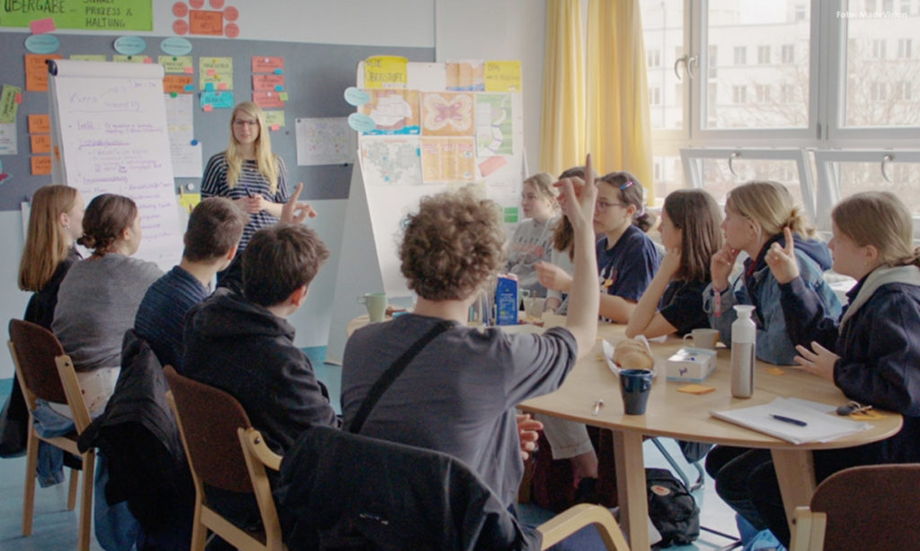 Lehrerin Lisa Viehoff im Unterricht in Doku Teachers for Life