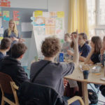 Lehrerin Lisa Viehoff im Unterricht in Doku Teachers for Life
