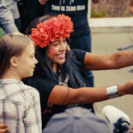 Greta Thunberg posiert für ein Selfie in NOW