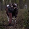 Frau mit Pferd im Wald in Doku 