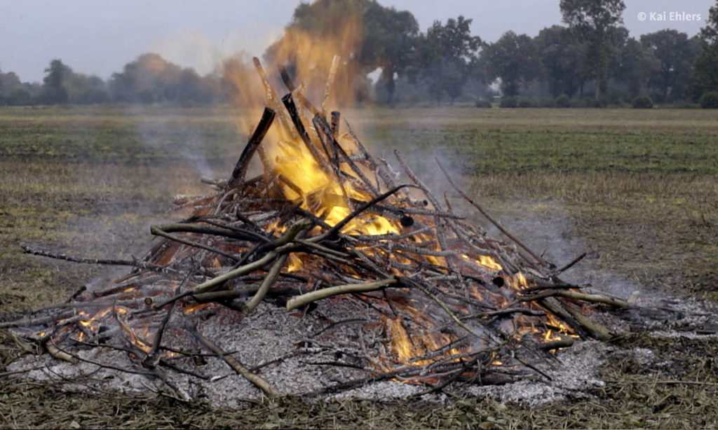 Feuerstelle in Doku "Freistaat Mittelpunkt" von Kai Ehlers