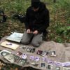 Kai Ehlers sortiert alte Archivfotos für die Doku 