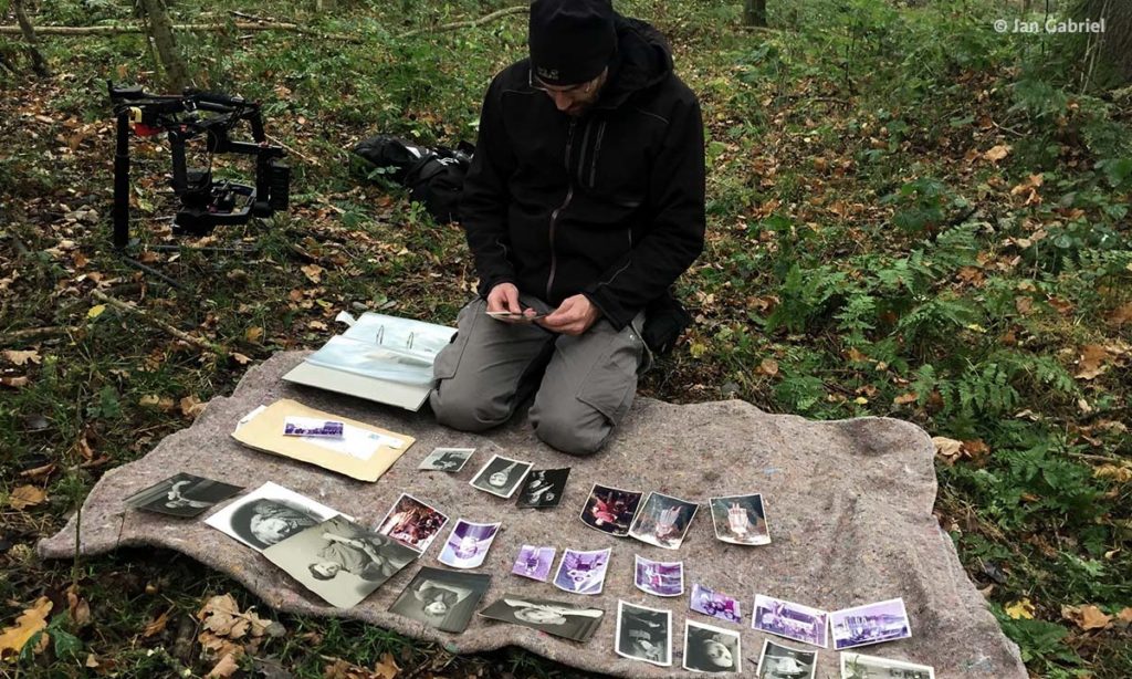 Kai Ehlers sortiert alte Archivfotos für die Doku "Freistaat Mittelpunkt"