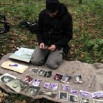 Kai Ehlers sortiert alte Archivfotos für die Doku