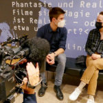 Unterhaltung im Foyer vor der DOK Premiere von Dear Future Children in Stuttgart