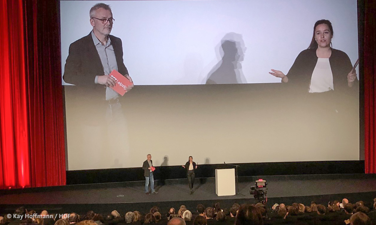 Festivalleiter Christoph Terhechte und Moderatorin Julia Weigl bei der Eröffnung von DOK Leipzig 2021 © Kay Hoffmann/HDF