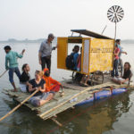 Floß aus Plastikflaschen in Indien in Doku Träum Weiter von Valentin Thurn