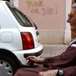 Caroline im Rollstuhl in Doku