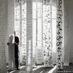 Papierfahnen vor Fenster in