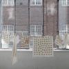 Fensterbank mit Kunst in Doku 