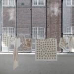 Fensterbank mit Kunst in Doku
