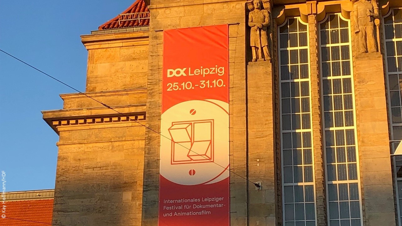 DOK Leipzig Logo in der Stadt