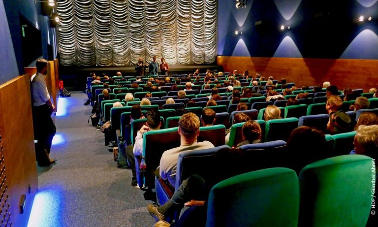 DOK Premiere von "Zuhurs Töchter" Publikumsmagnet im Delphi Kino Stuttgart