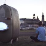 Elias mit dem Rücken zur Kamera in Kino-Doku