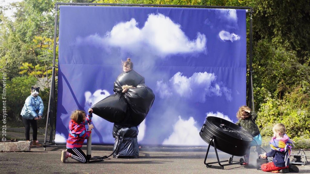 Kinder vor Leinwand in "Meine Wunderkammern"