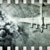 Historische Filmaufnahme in Schwarz-Weiß von einem Bombenabwurf durch ein Flugzeug (©ZDF/Tobias Lenz)