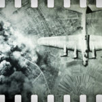 Historische Filmaufnahme in Schwarz-Weiß von einem Bombenabwurf durch ein Flugzeug (©ZDF/Tobias Lenz)