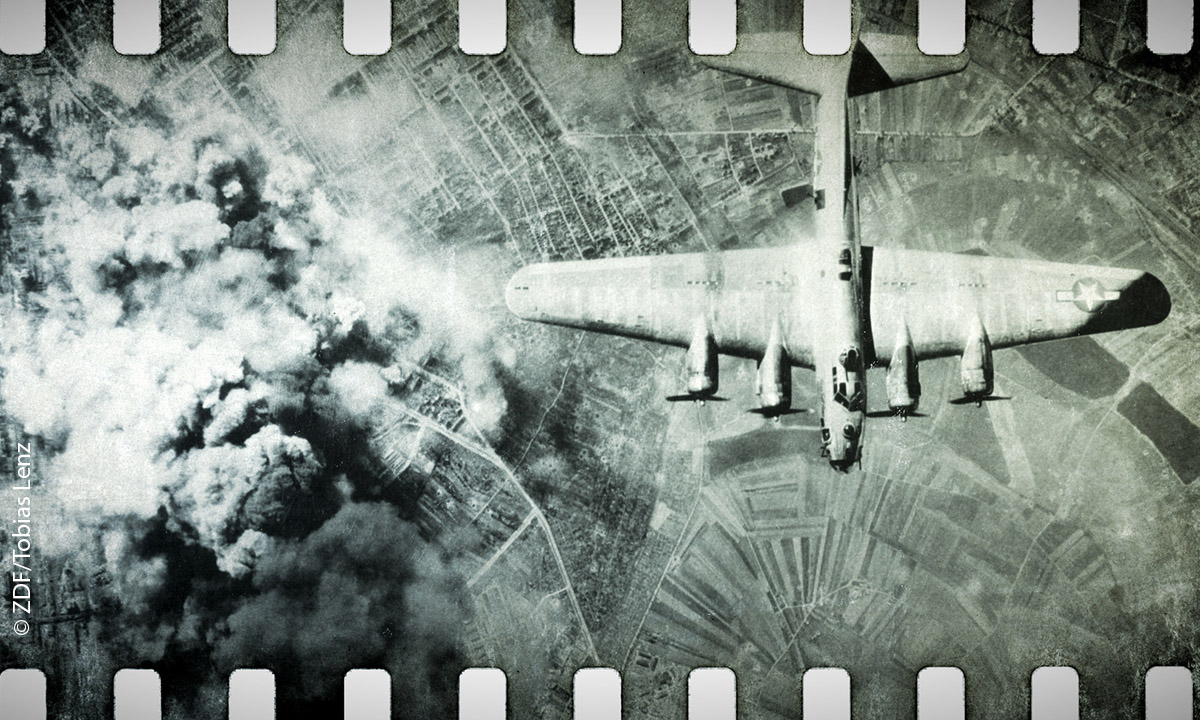 Historische Filmaufnahme in Schwarz-Weiß von einem Bombenabwurf durch ein Flugzeug (©ZDF/Tobias Lenz)