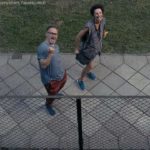 ein Paar vor dem Balkon des Regisseurs in Warsschau
