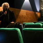 Rolando Colla beantwortet Fragen im Kino zu W-Was von der Lüge bleibt