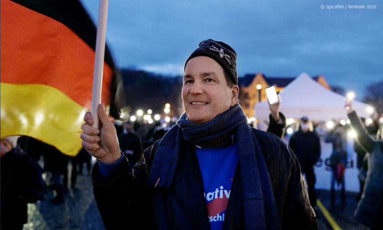 AfD-Anhänger marschieren auf © Spicefilm