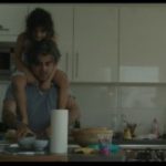 Filmstill aus „Im Kleinformat“: Feras Fayyad mit seiner Tochter © Ma.Ja.De. Filmproduktion