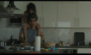 Filmstill aus „Im Kleinformat“: Feras Fayyad mit seiner Tochter © Ma.Ja.De. Filmproduktion