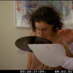 Filmstill: An Impossible Project: Der Doc erklärt einer Frau, wie das direkte Bannen von Musik auf Platte funktioniert © 2020 Weltkino
