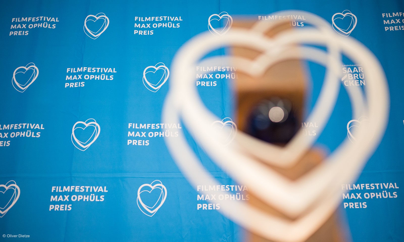 Pressekonferenz mit Preisstatue zum Filmfestival Max Ophüls Preis 2022 © Oliver Dietze