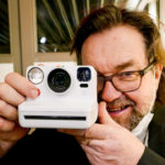 An Impossible Project: Regisseur Jens Meurer mit Polaroid-Kamera (Foto: Günther Ahner/HDF)