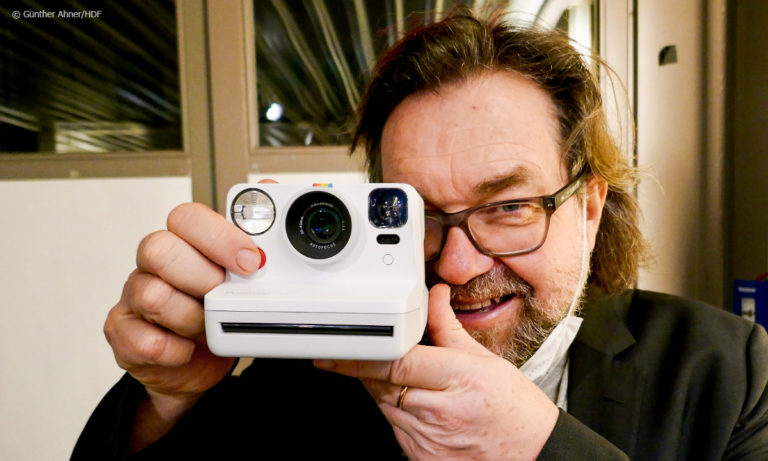 An Impossible Project: Regisseur Jens Meurer mit Polaroid-Kamera (Foto: Günther Ahner/HDF)