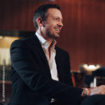 Jazzmusiker Till Brönner, hier am Klavier, aufgenommen im Seitprofil (Foto: Latemarfilm/Alexander Heil)