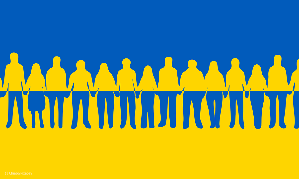 Symboldbild Hilfe für die Ukraine, Menschenkette in Farben der Ukraine-Flagge © ChiaJo