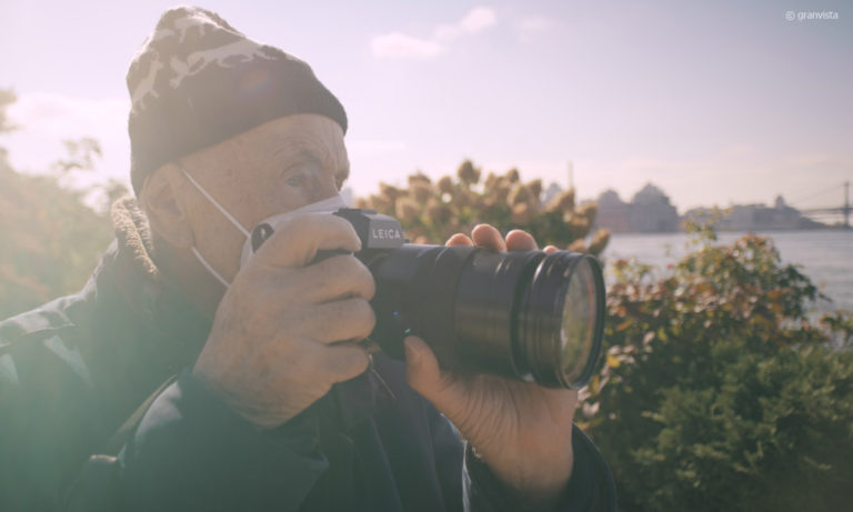 Thomas Hoepker mit seiner Kamera © Granvista