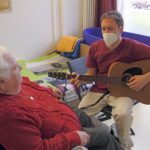 Pflegekraft mit Patient