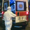 COVID 19 - Menschen an Krankenwagen