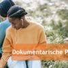 Zwei Frauen auf Wiese