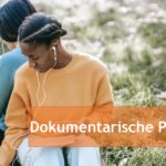 Zwei Frauen auf Wiese