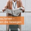 Frau liest Zeitung