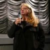 Filmemacherin Eva Vitija vor der Bühne