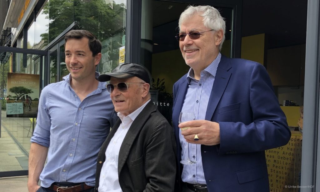 Volker Schlöndorff mit Simon und Peter Erasmus (links) und mit Goggo Gensch vom Haus des Dokumentarfilms (rechts) © Ulrike Becker/HDF