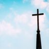 Kreuz vor Himmel Hintergrund