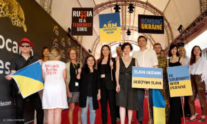 Auf dem roten Teppich beim Filmfestival von Locarno zeigt das Team von "Das Hamlet-Syndrom" Flagge für die Ukraine © Joshua Sternlicht
