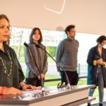 Jurorin Anne Fabini verliest die Laudatio