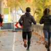 Jogger:innen und Radfahrer